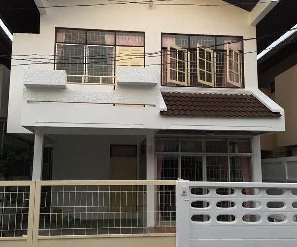 ให้เช่าบ้านเดี่ยว ใจกลางเมืองหาดใหญ่ ซ.5 ถ.ราษฎร์ยินดี 3ห้องนอน 2ห้องน้ำ พร้อมเฟอร์นิเจอร์ โทร 081-8984740