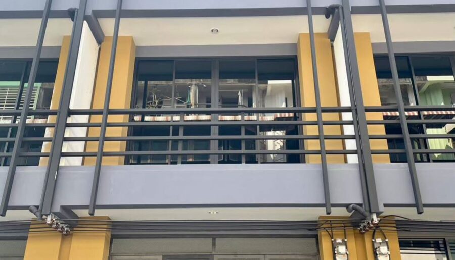 ขายทาวน์โฮม 3 ชั้น สร้างใหม่ ใกล้สะพานกรุงธน ซอยราชวิถี 21 (ซอยรีเวอร์ไซด์) โทร 0813477121