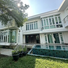 บ้านเดี่ยวหรูมีสวนส่วนตัว Modern Contemporary สุขุมวิท71 และ พูลวิลล่า-สระว่ายน้ำส่วนตัว, Luxury Detached House in Sukhumvit 71 for Sale, Bangkok House for sale near BTS