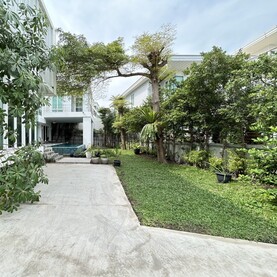 บ้านเดี่ยวหรูมีสวนส่วนตัว Modern Contemporary สุขุมวิท71 และ พูลวิลล่า-สระว่ายน้ำส่วนตัว, Luxury Detached House in Sukhumvit 71 for Sale