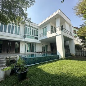 บ้านเดี่ยวหรูมีสวนส่วนตัว Modern Contemporary สุขุมวิท71 และ พูลวิลล่า-สระว่ายน้ำส่วนตัว, Luxury Detached House in Sukhumvit 71 for Sale, Bangkok House for sale near BTS