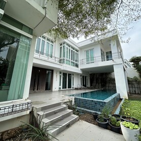 บ้านเดี่ยวหรูมีสวนส่วนตัว Modern Contemporary สุขุมวิท71 และ พูลวิลล่า-สระว่ายน้ำส่วนตัว, Luxury Detached House in Sukhumvit 71 for Sale