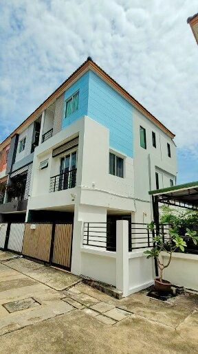 MRTสุทธิสาร 1.8 กม. ถ.รัชดา ให้เช่าทาวน์โฮม 3 ชั้นหลังมุม มีสนามห