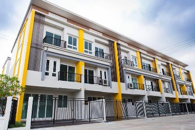 สนามบินสุวรรณภูมิ1กม. พระจอมเกล้าลาดกระบัง ทาวน์โฮม 3ชั้น 25ตร.วา