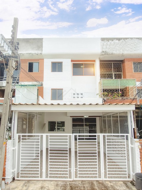 ขายทาวน์เฮ้าส์ 3 ชั้น 24 ตรว. 5 ห้องนอน อินทามระ 35 รีโนเวททั้งหล