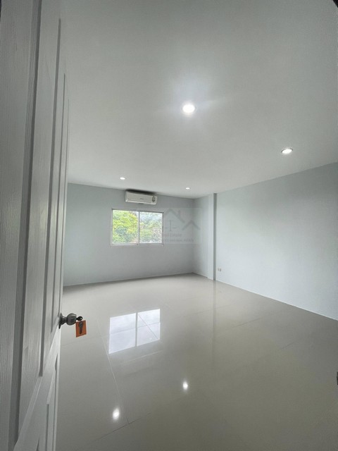 ให้เช่าทาวน์โฮม 3 ชั้น 22 ตรว นวลจันทร์ 31 ใกล้ Central EastVille