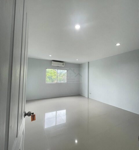 ขายทาวน์โฮม 3 ชั้น 22 ตรว นวลจันทร์ 31 ใกล้ Central EastVille