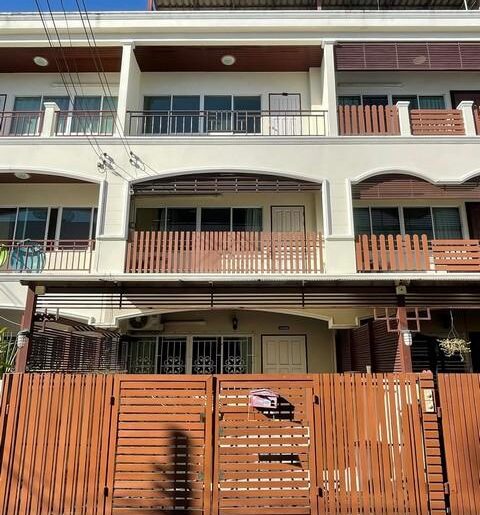 ขายทาวน์โฮม 3 ชั้น 25 ตรว. มีดาดฟ้า ซอยพัฒนาการ 30 ทำเลดี บ้านสภา