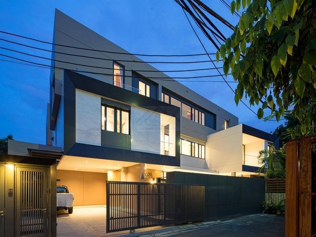 ขายบ้านเดี่ยว 3ชั้น 127ตรว. 959 ตรม เอกมัย8 สุขุมวิท63 พร้อมสระว่