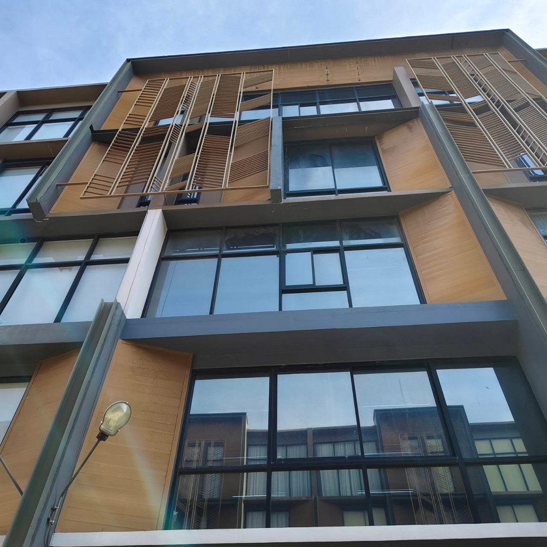 โฮมออฟฟิศ 5 ชั้น สไตล์ Modern Luxury Loft พร้อมลิฟต์ส่วนตัว